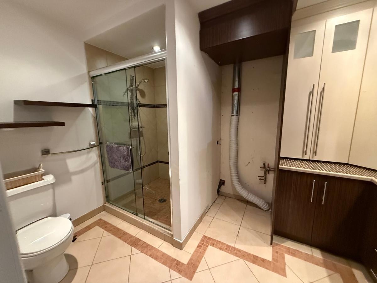 Autre angle de la salle de bain
