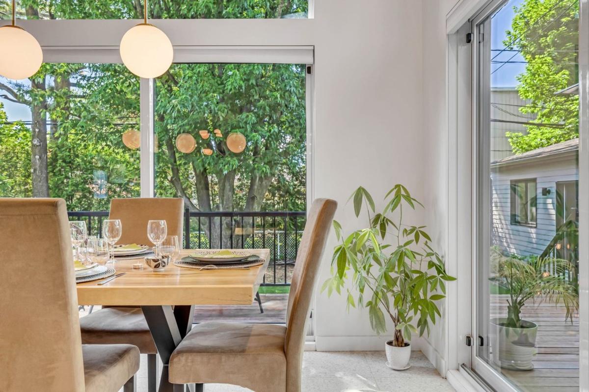 Vue depuis la salle à manger vers le salon