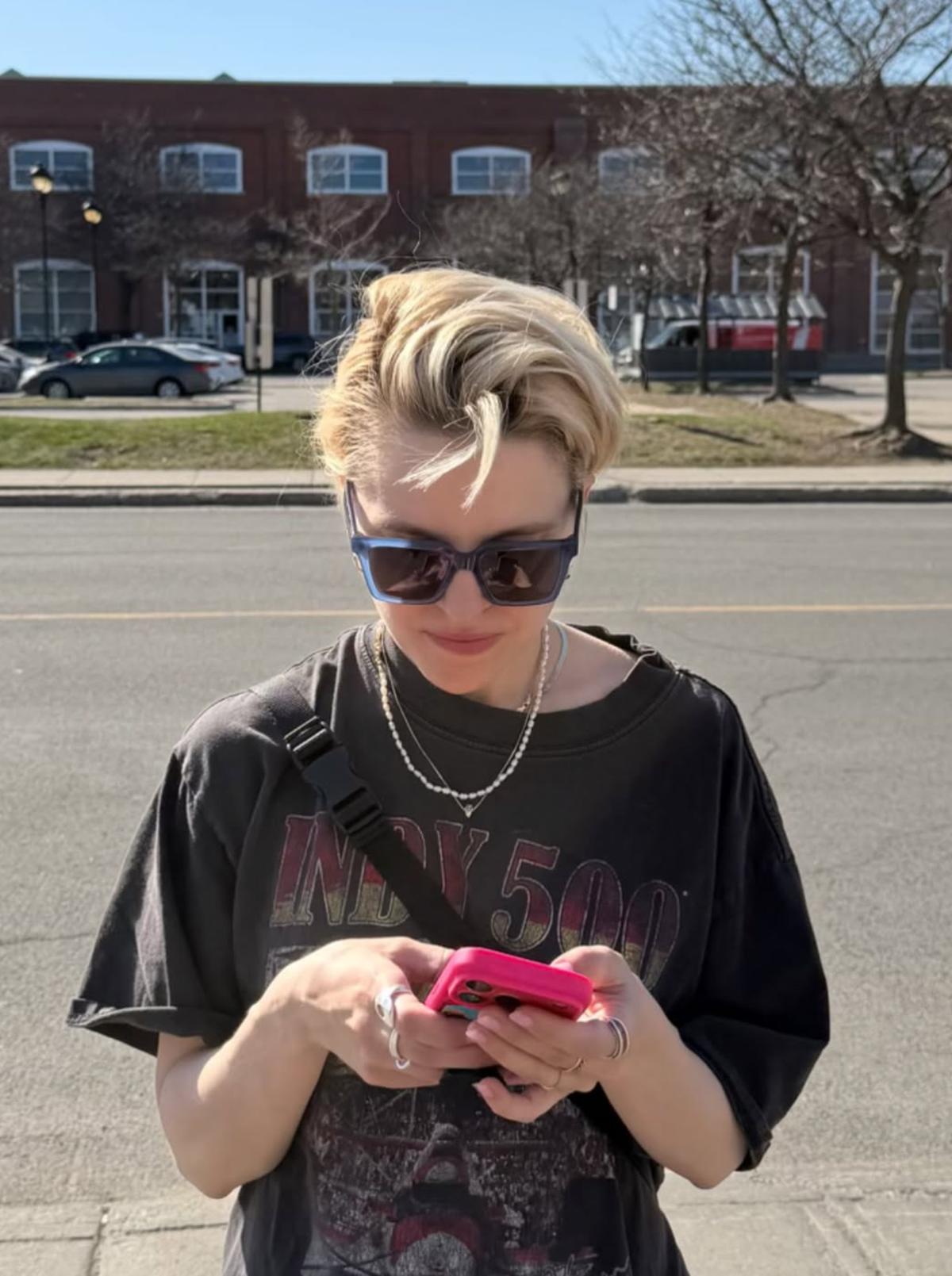 Sarah-Jeanne Labrosse affiche fièrement son nouveau look