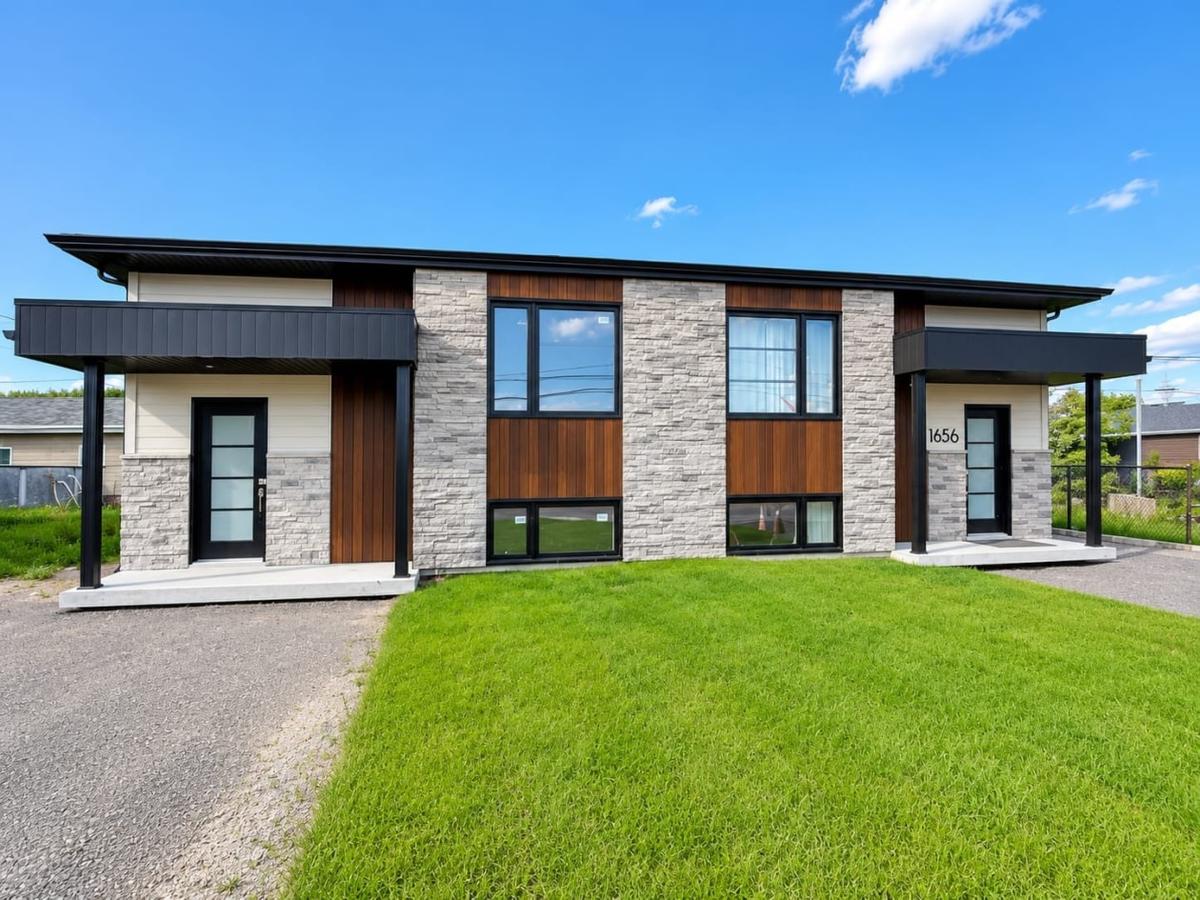 Façade du jumelé aux accents de pierre, bois et noir