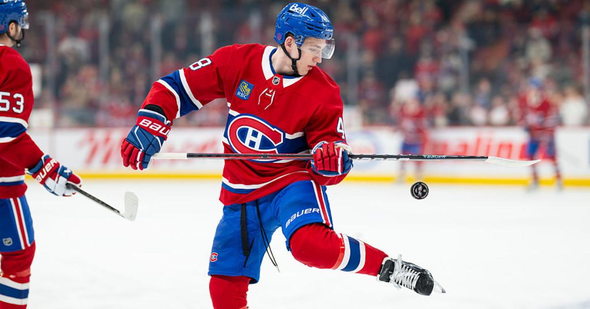 Lane Hutson jongle avec une rondelle