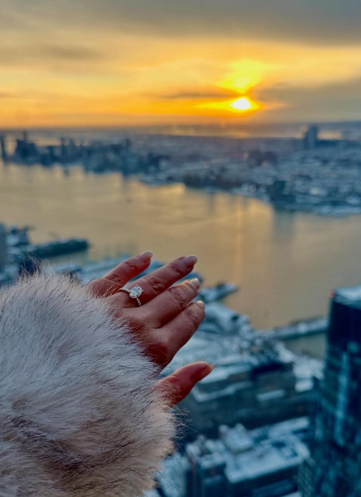 Anick Dumontet présente sa bague de fiançailles 