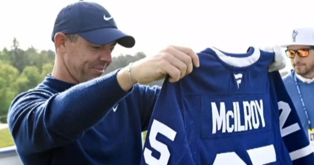 Rory McIroy with a Toronto Maple Leafs jersey