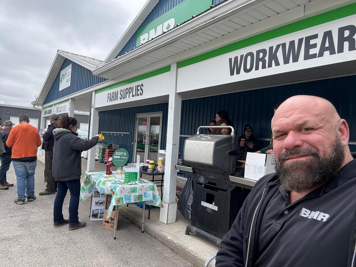 Hugo Girard devant un magasin BMR