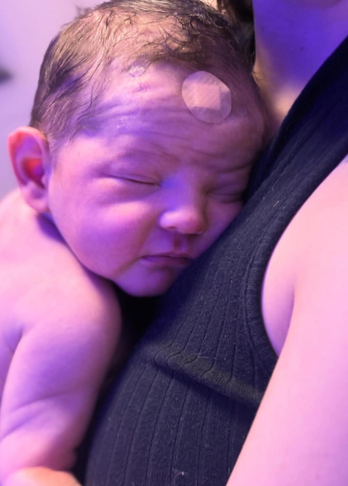 Bébé de Kim et Marc-Étienne de l'Amour est dans le pré