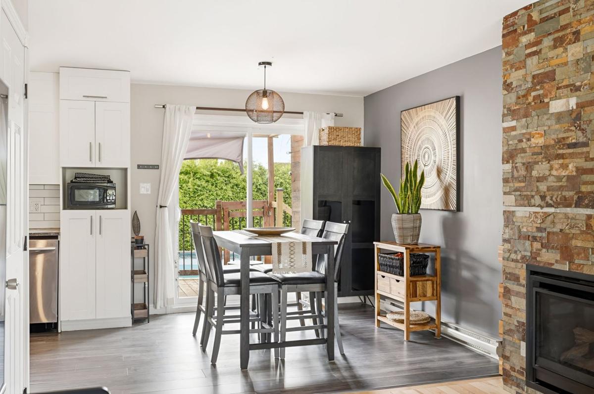 Vue sur la cuisine depuis la salle à manger