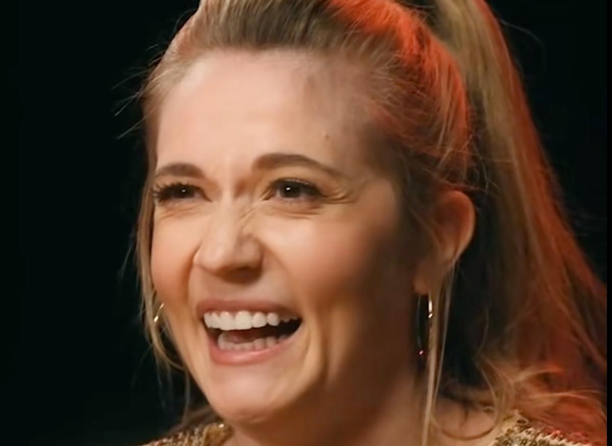 Rosalie Vaillancourt à Hot Ones Québec