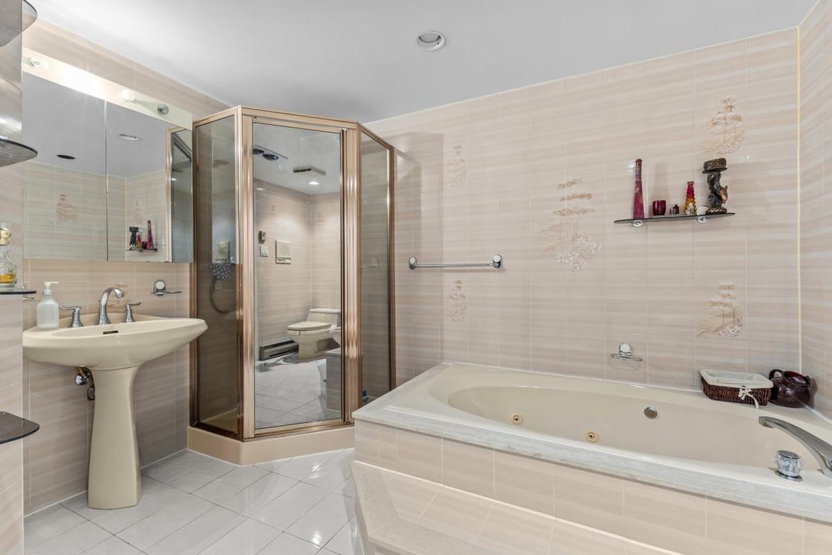 Salle de bain avec bain et douche séparés