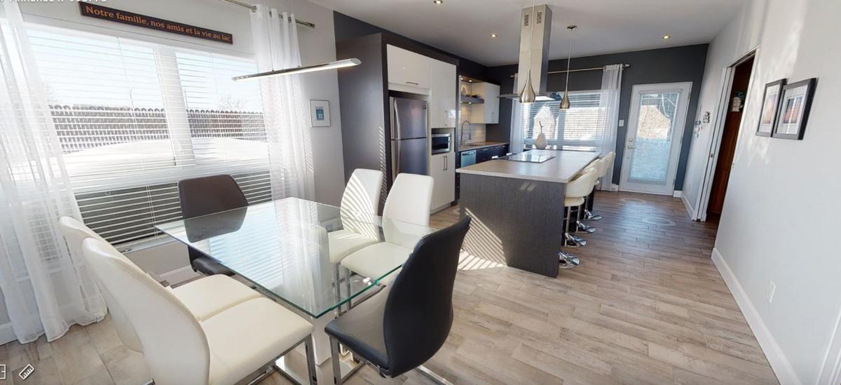 Salle à manger ouverte sur l'espace de vie