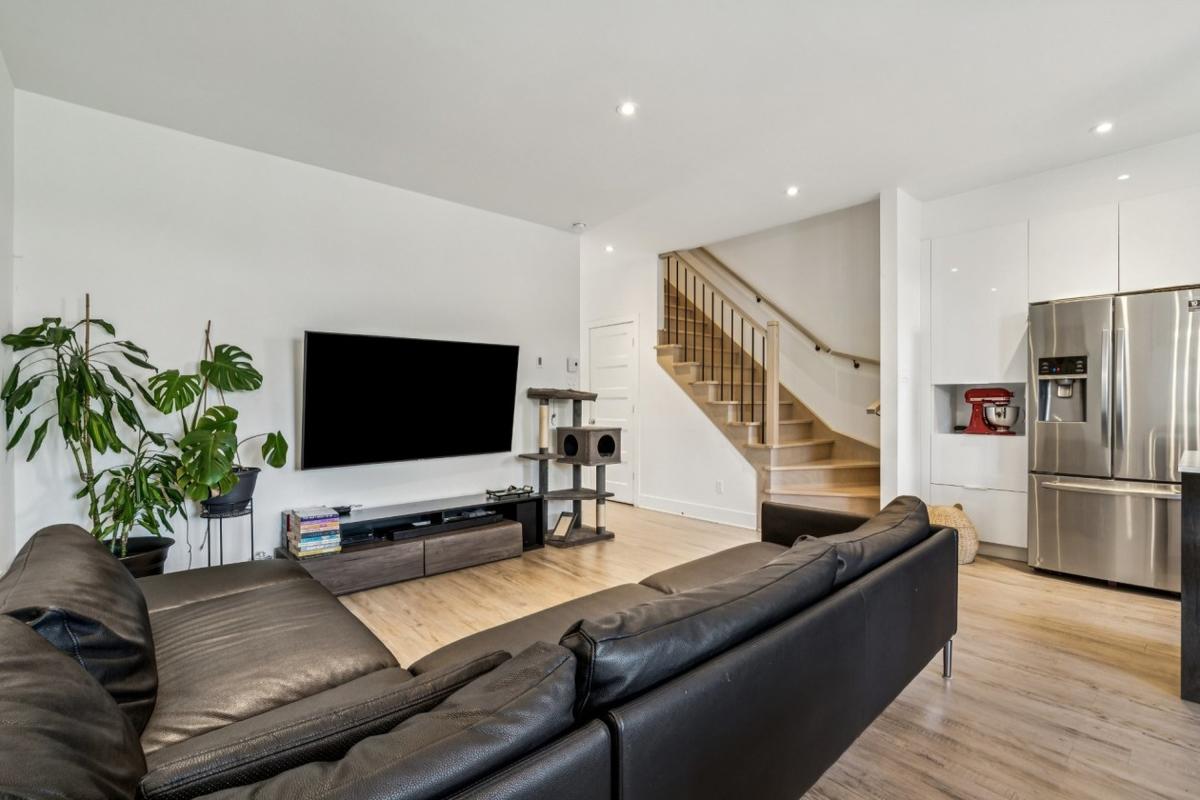 Lumineuse et moderne : une maison à étages clé en main à deux pas de la Baie Miller à Boisbriand