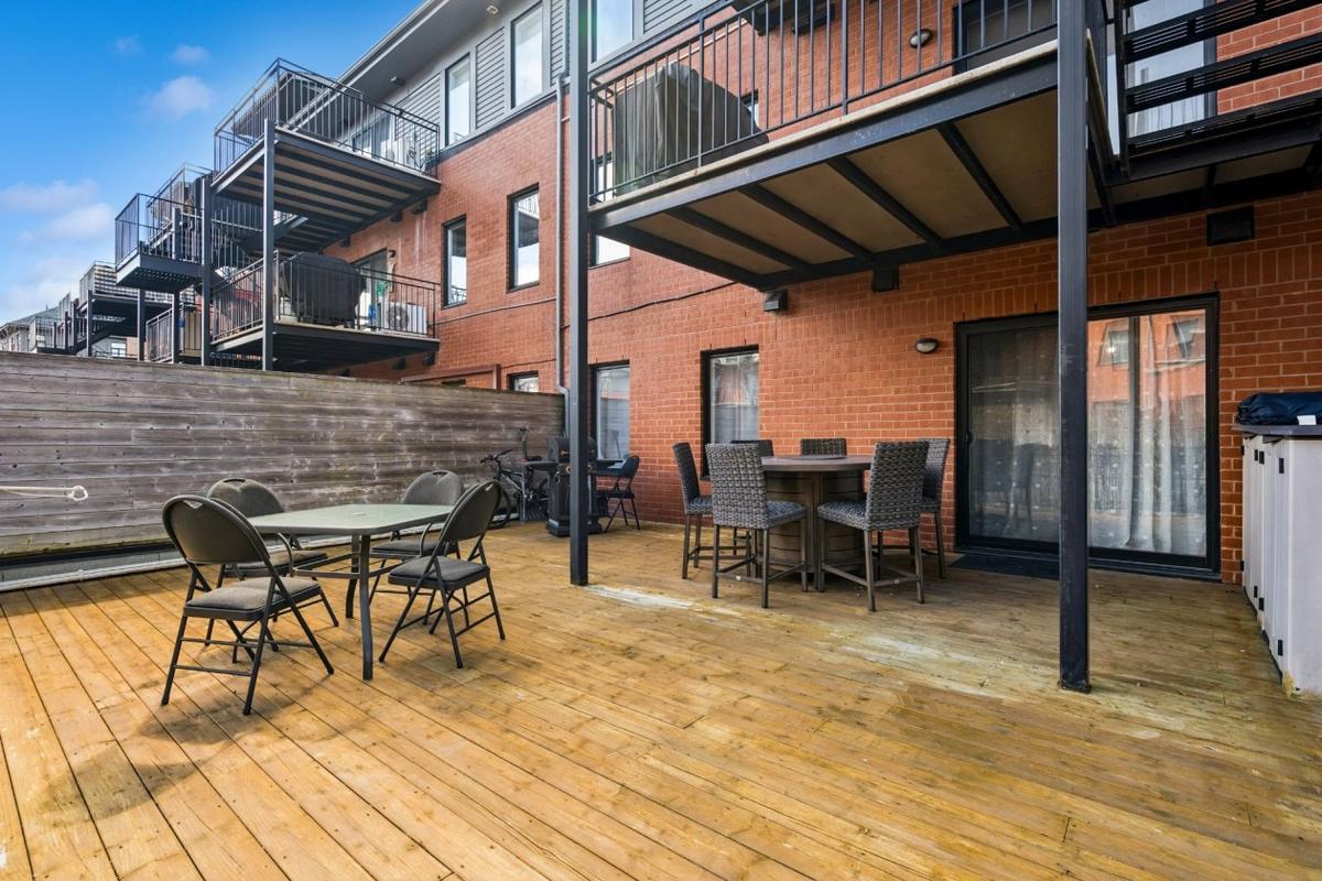 Terrasse arrière généreuse