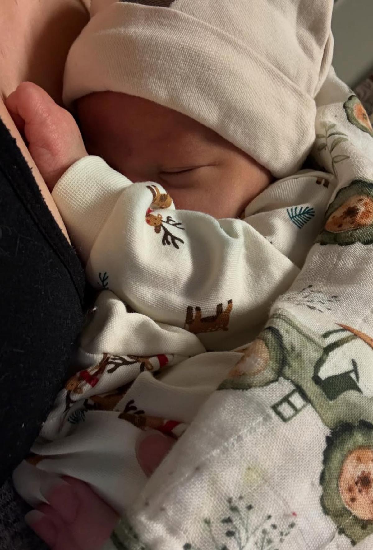 Bébé de Kim et Marc-Étienne de l'Amour est dans le pré