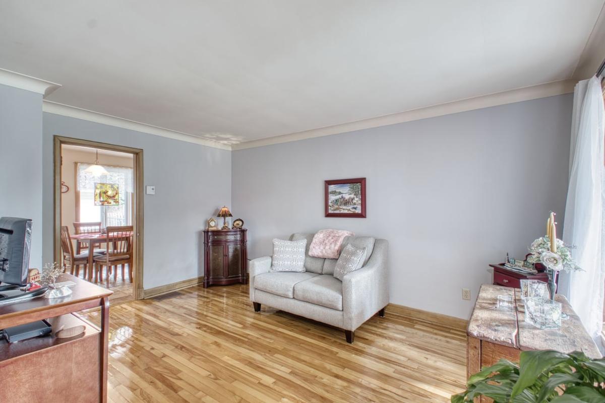Salon lumineux avec plancher de bois franc