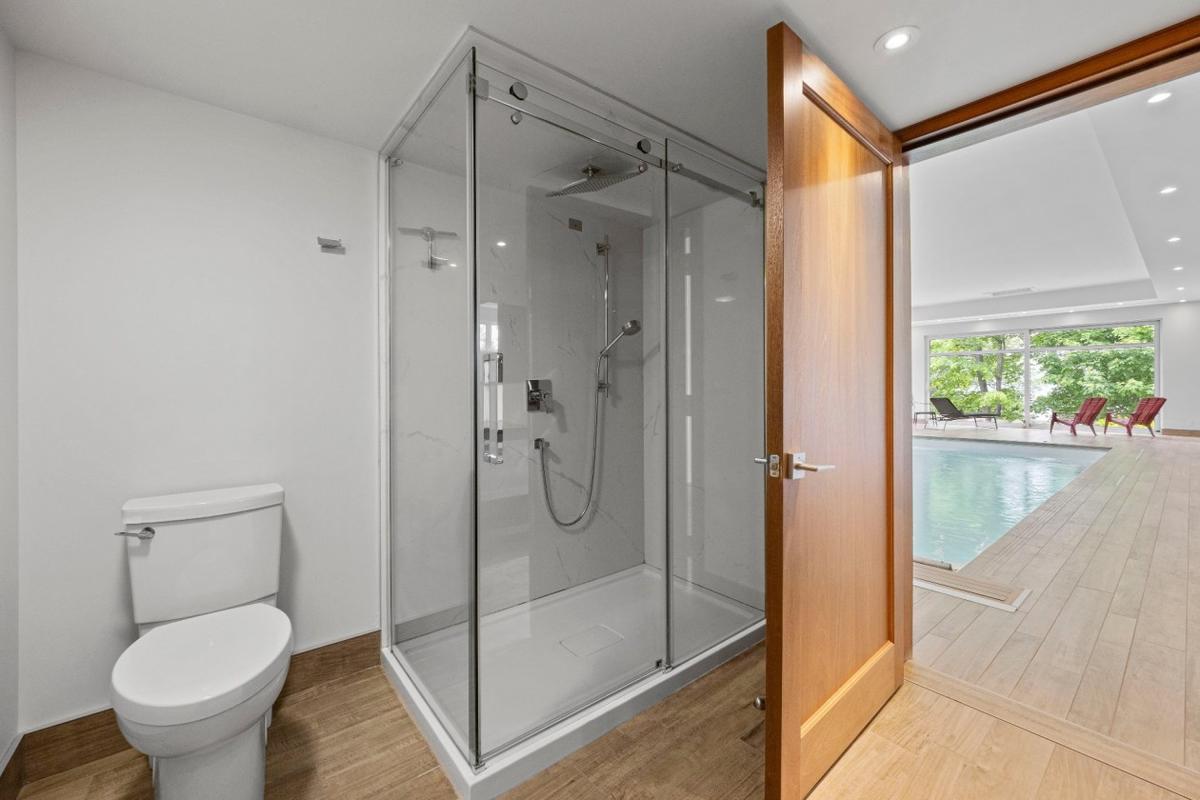 Salle de bain adjacente au bassin