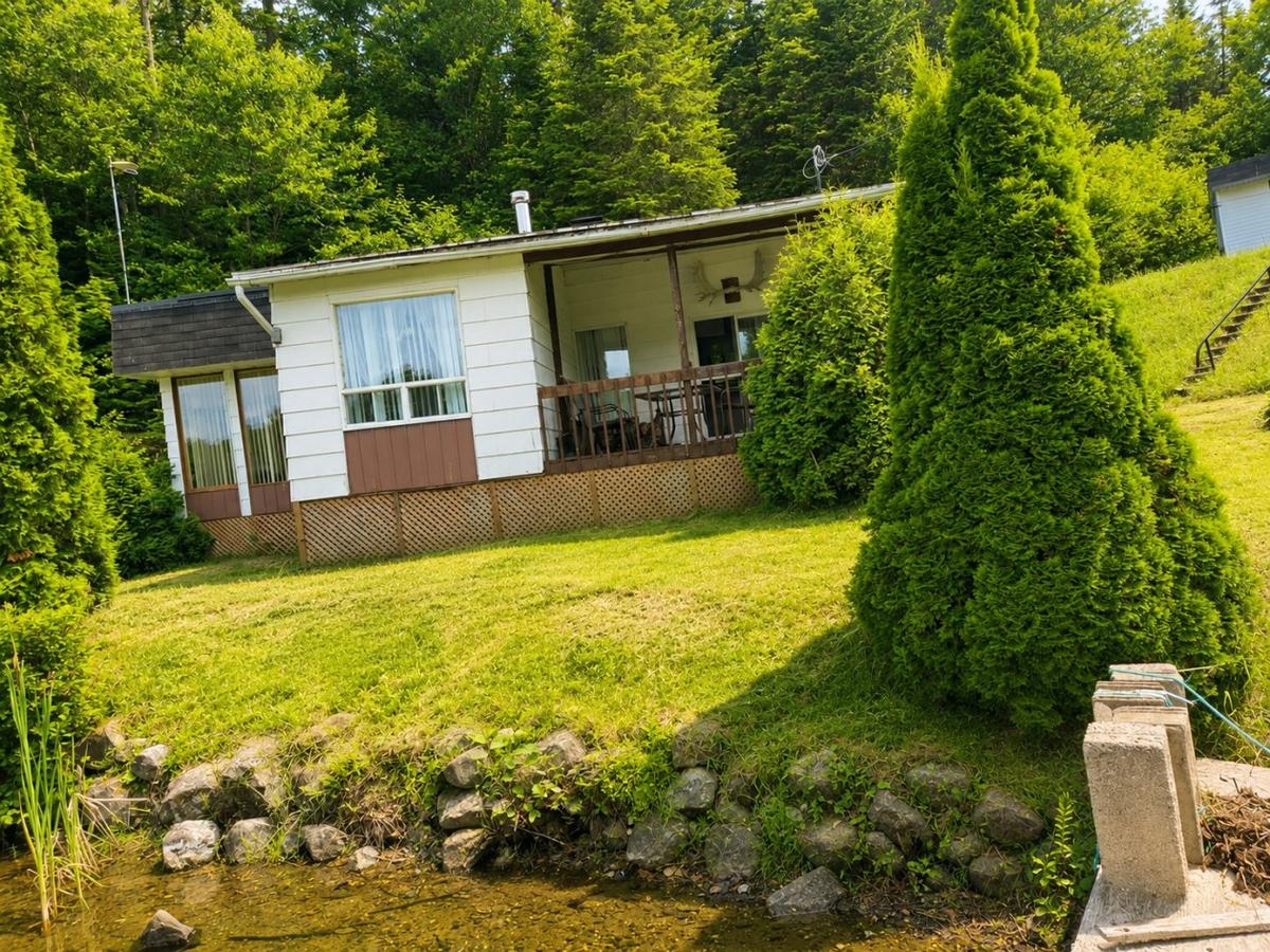 Façade du chalet donnant sur la rue Principale