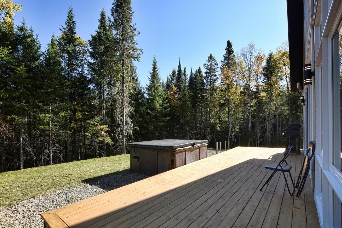 Le patio spacieux avec vue sur la forêt