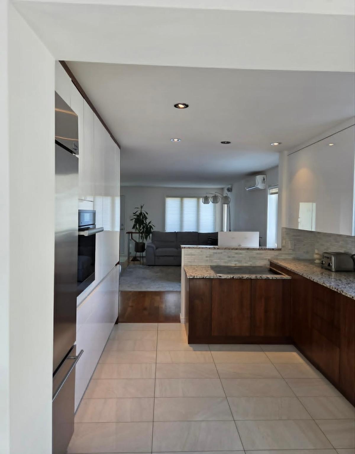 Cuisine moderne avec rangements sur mesure