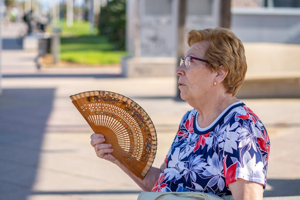 Une dame qui a très chaud