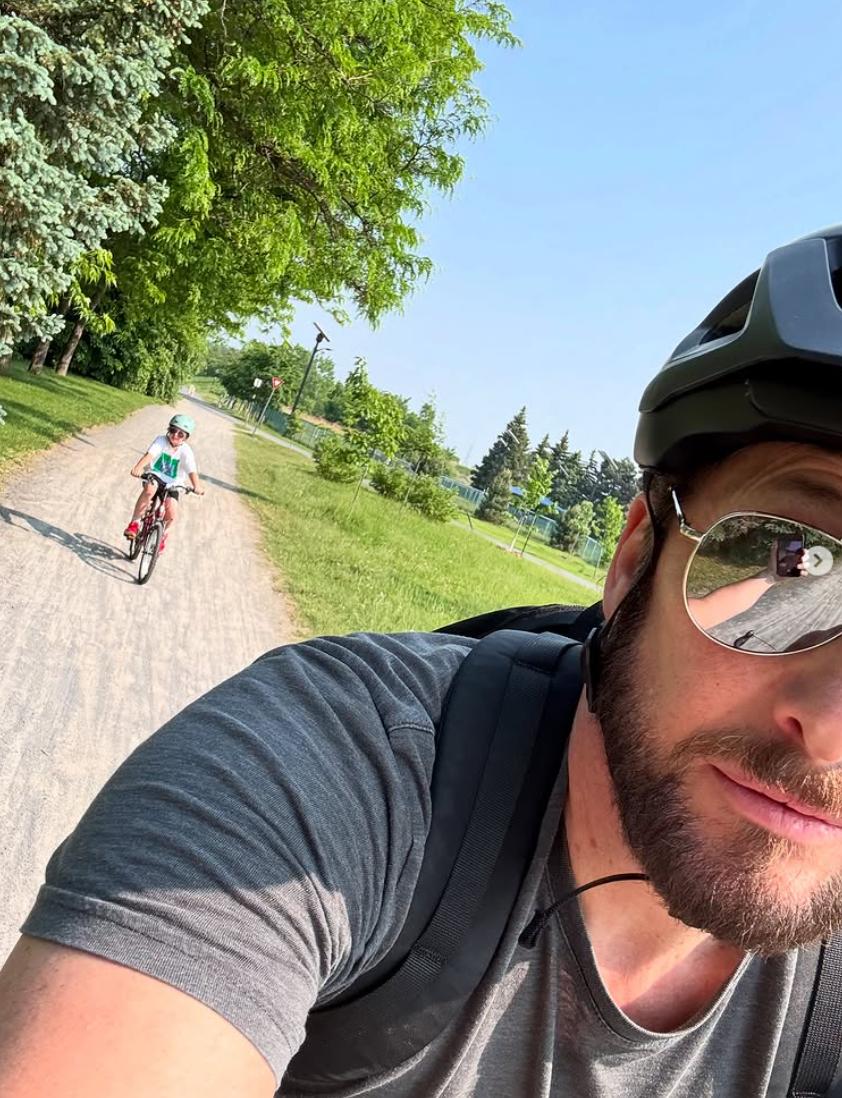 Danny Gilmore et son fils à vélo
