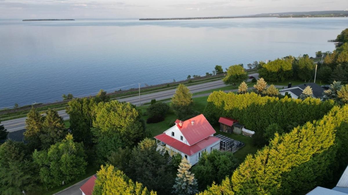 Charmante maison d'époque avec vue imprenable sur le Lac-Saint-Jean : trois chambres, accès au lac et grand terrain paysager
