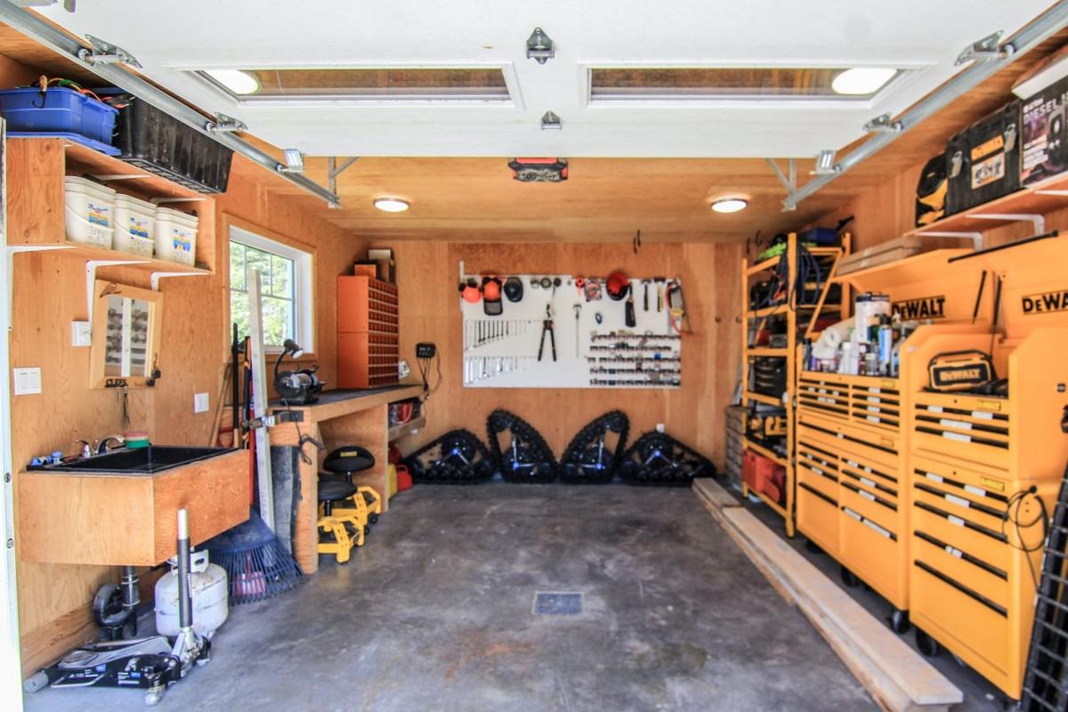 Le garage annexé vu de l'intérieur