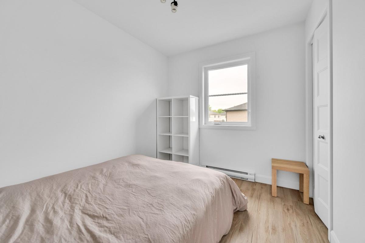 Chambre avec fenêtre lumineuse