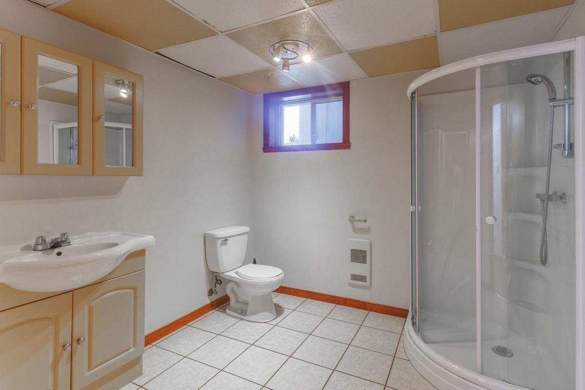 Autre vue de la salle de bain du sous-sol