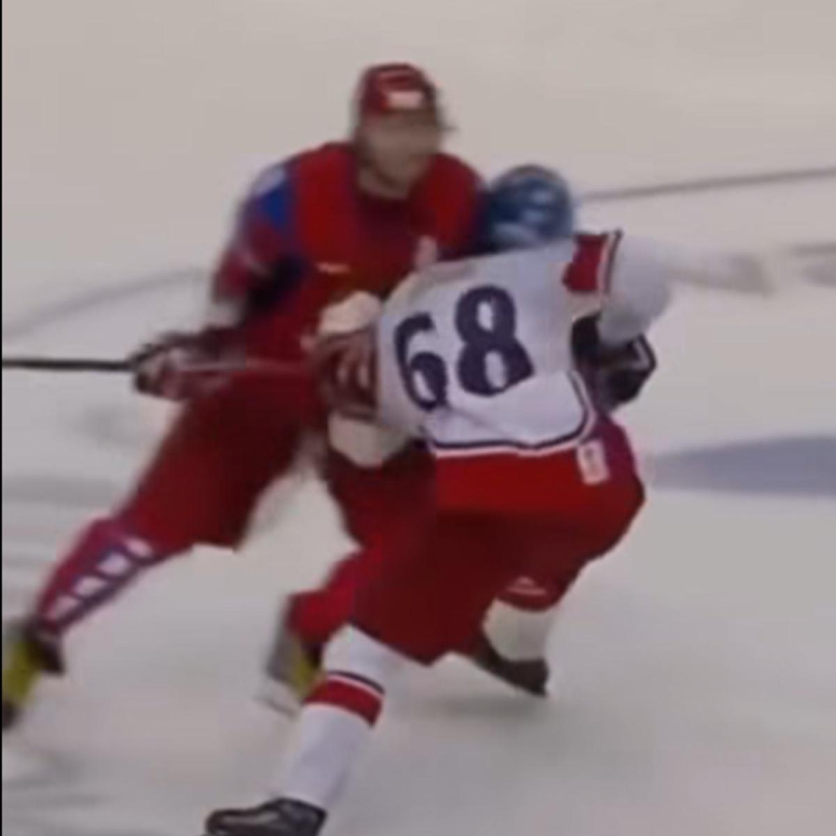 Alex Ovechkin frappe Jaromir Jagr