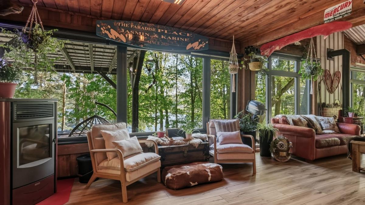 Le salon baigné de lumière naturelle