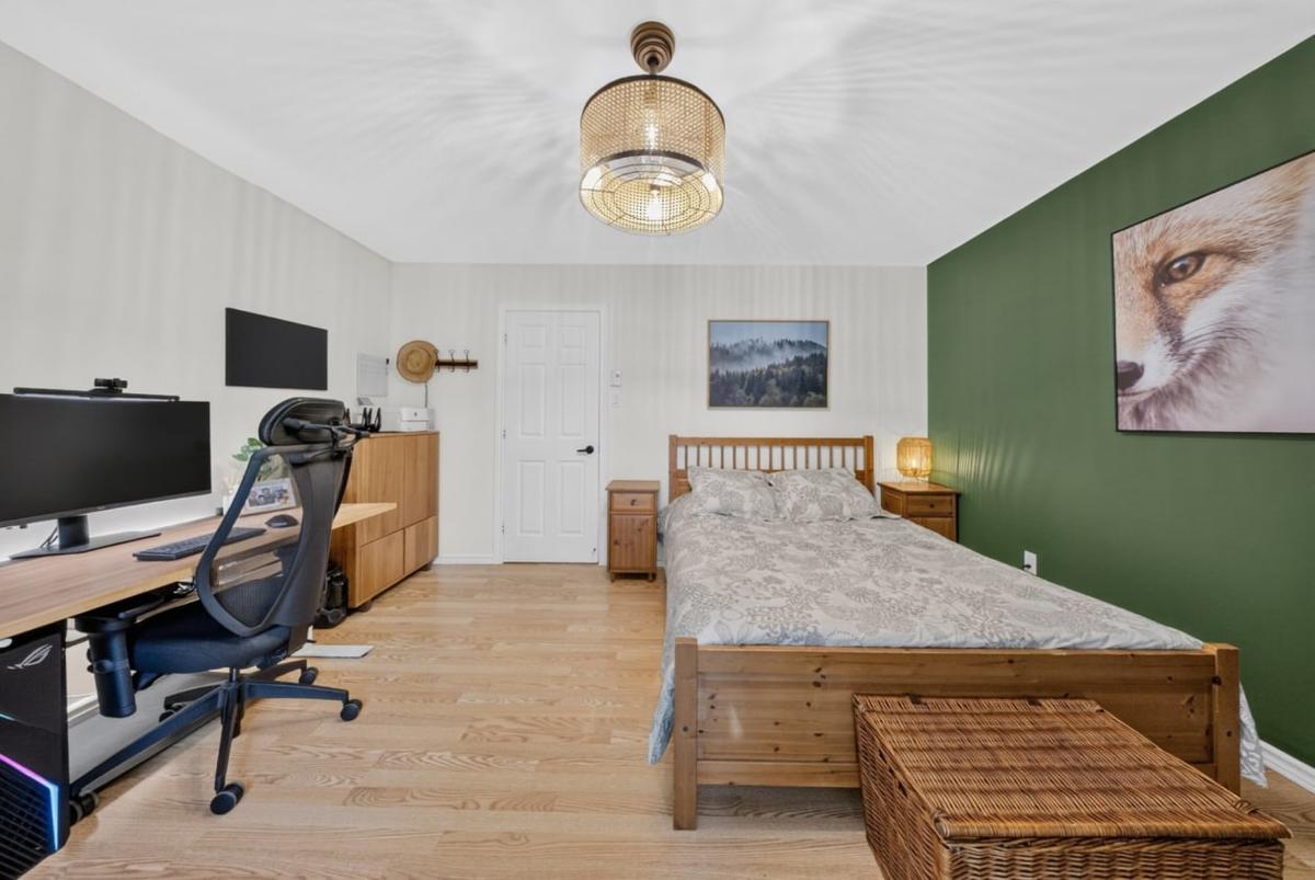 Vue de la chambre principale vers la fenêtre
