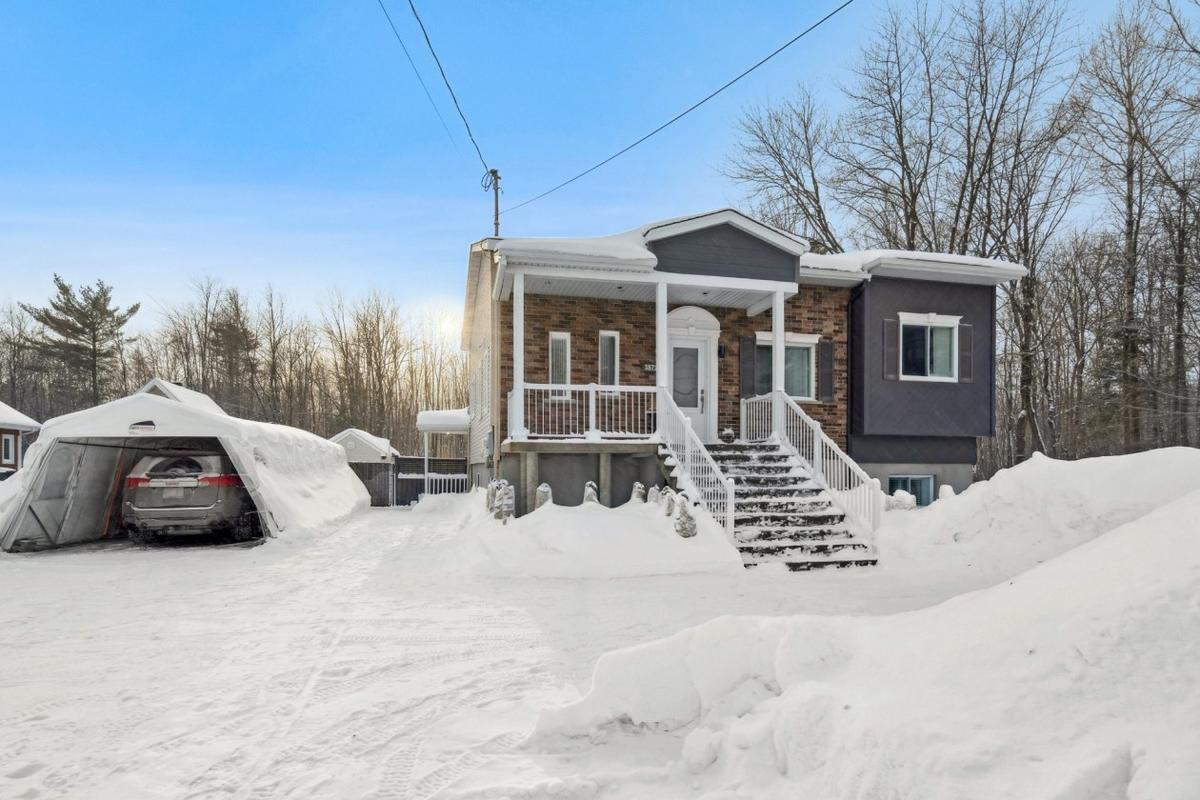 Lumineuse et généreuse : une maison de plain-pied rénovée sur un terrain de 17 500 pi² à Blainville