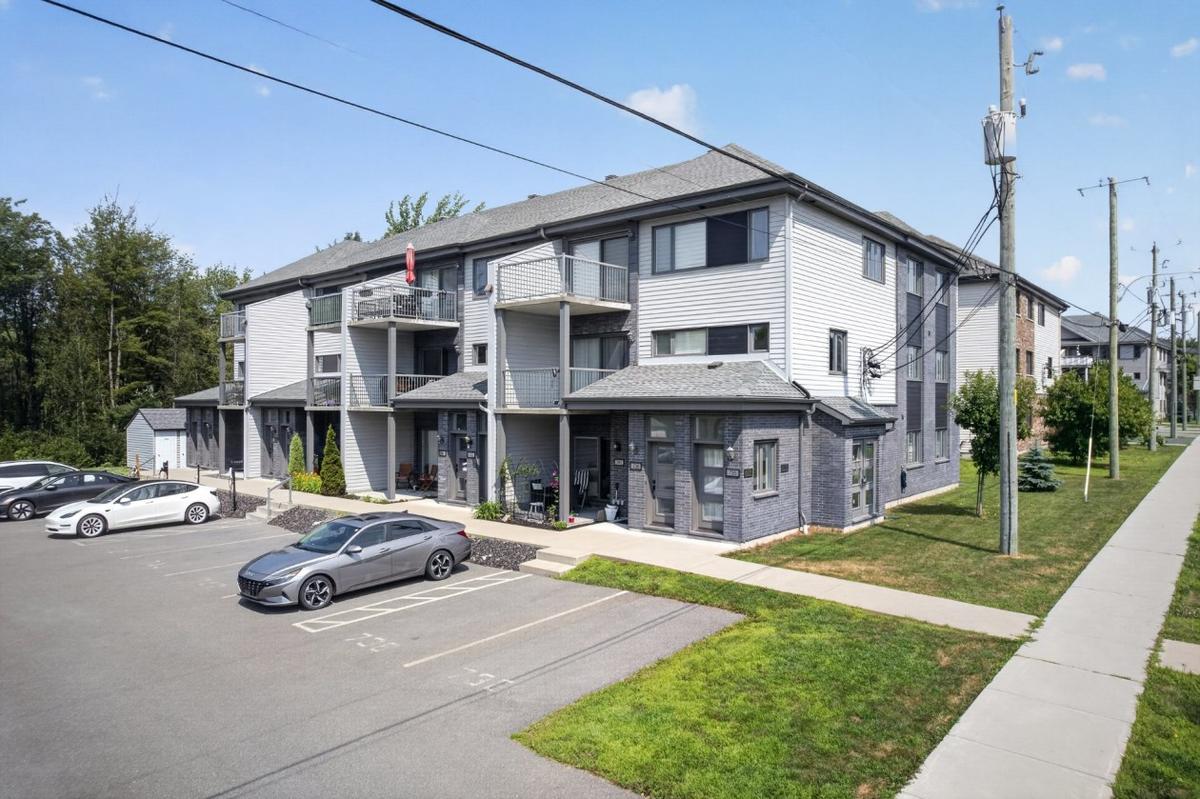 Façade de l'immeuble récent sur la rue du Mont-Brome