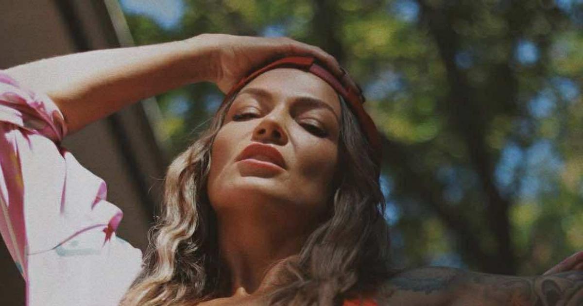 Isabelle Desjardins pose dans un bikini rouge et défie le froid qui s