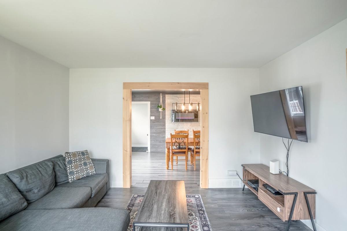 Chaleureuse, spacieuse : une maison de plain-pied à Val-Bélair avec cinq chambres et un poêle au bois qui crépite