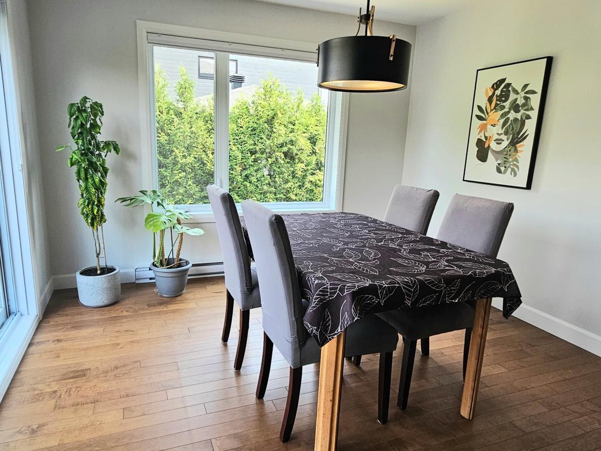 Salle à manger ouverte sur la cuisine