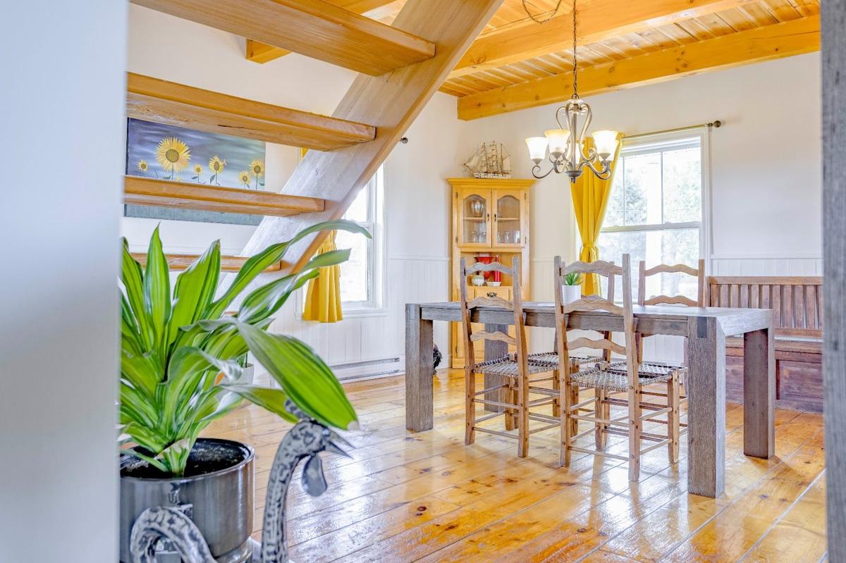 Salle à manger sous les poutres