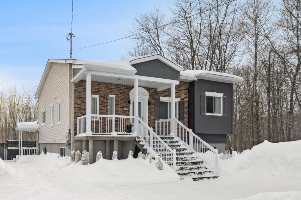 Lumineuse et généreuse : une maison de plain-pied rénovée sur un terrain de 17 500 pi² à Blainville