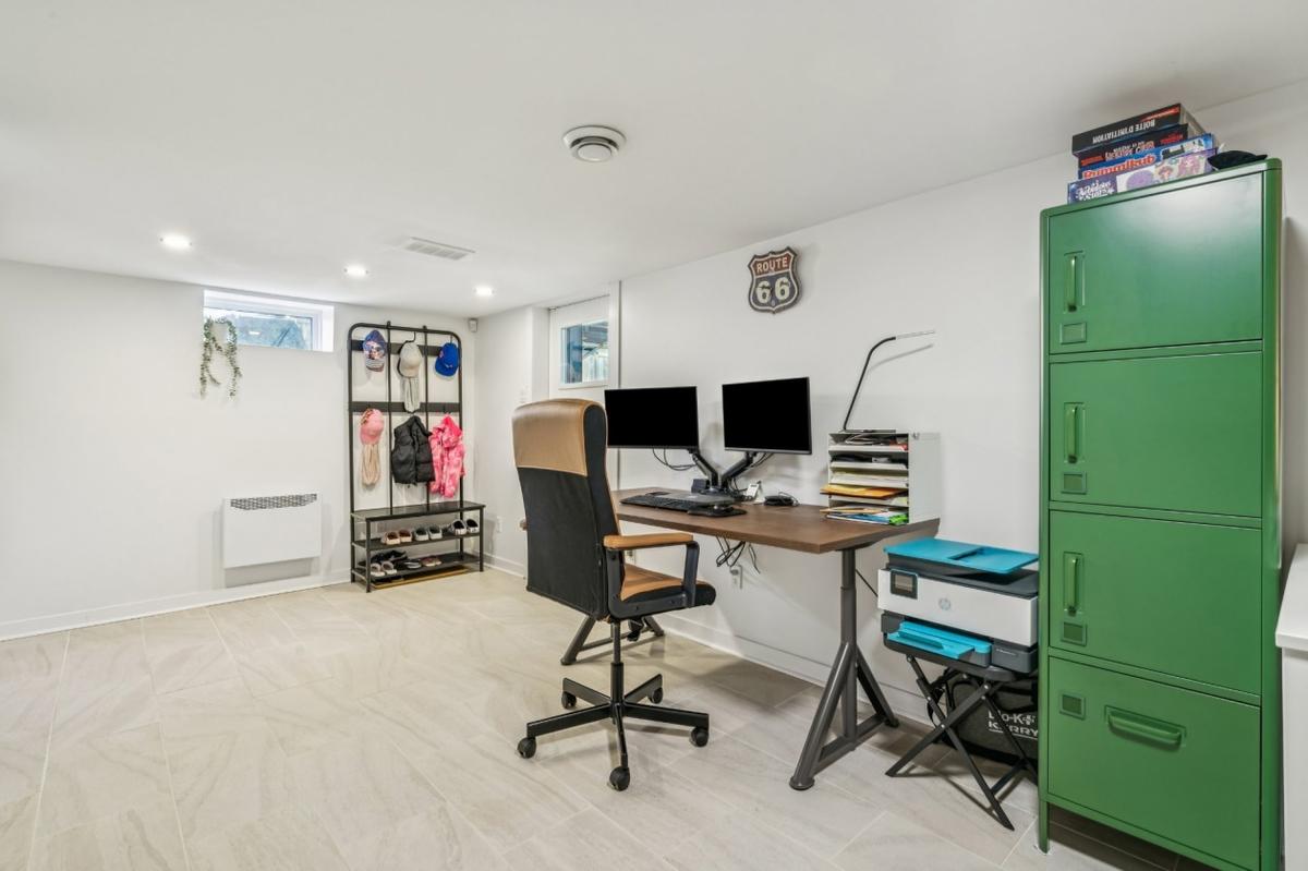 Bureau aménagé au sous-sol