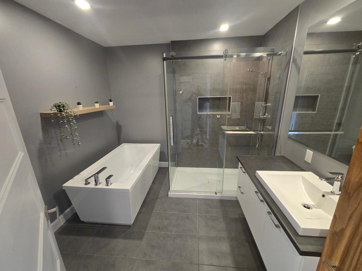 Salle de bain complète à l'étage