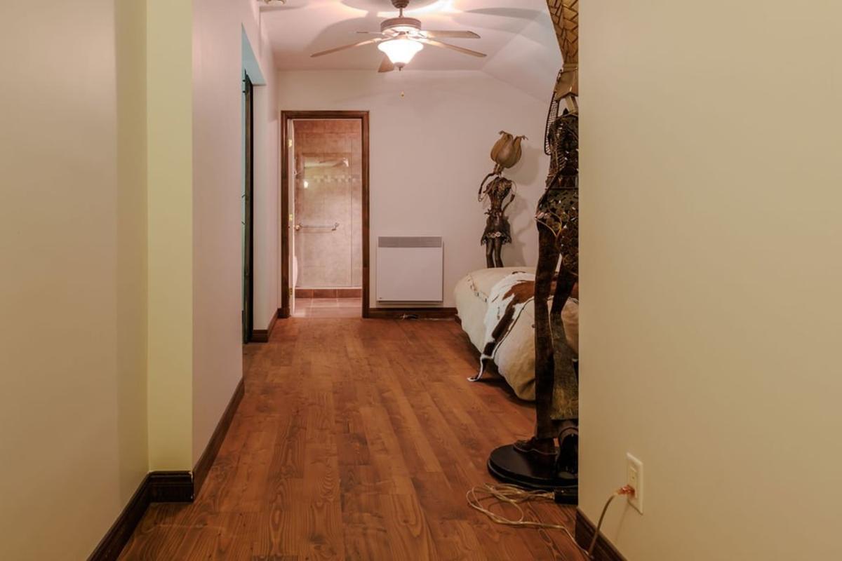 La chambre principale à l'étage