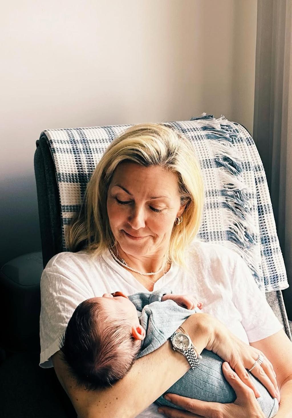 Véronique Cloutier tient Lou, le bébé de Félix-Antoine Tremblay