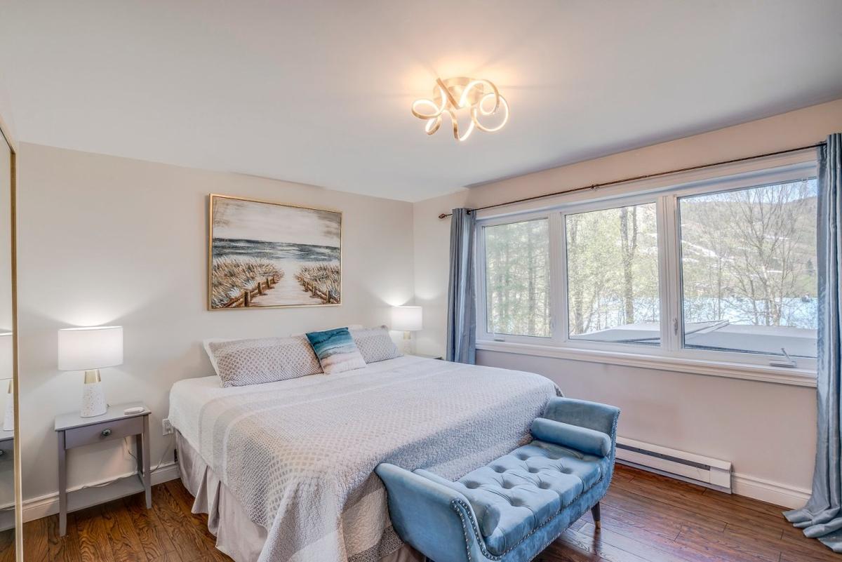 Chambre à l'étage avec ambiance chaleureuse