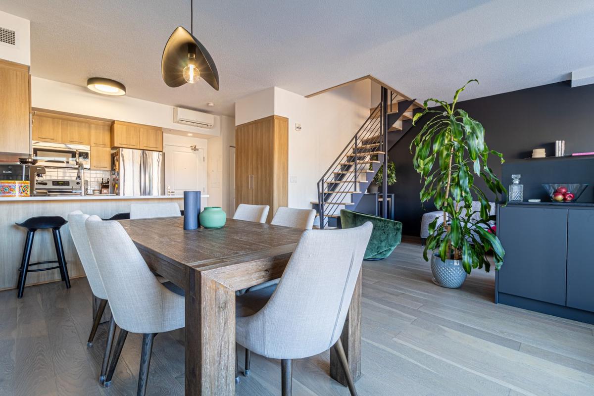 Espace repas adjacent au salon
