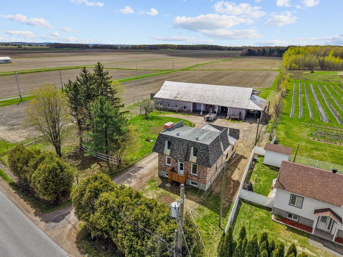 Vue aérienne de la propriété et de son vaste terrain