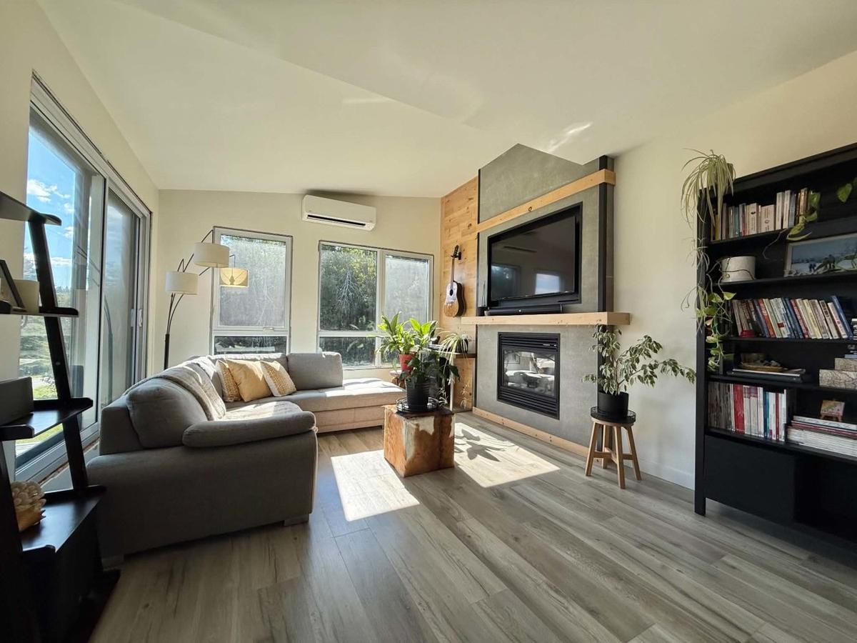 Chambre principale avec mur d'accent en bois