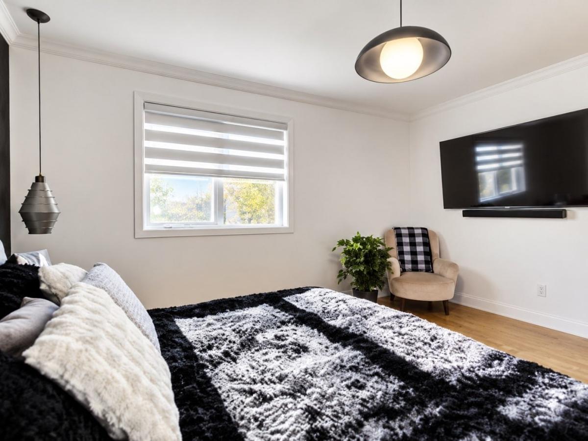 Vue sur le rangement de la chambre principale