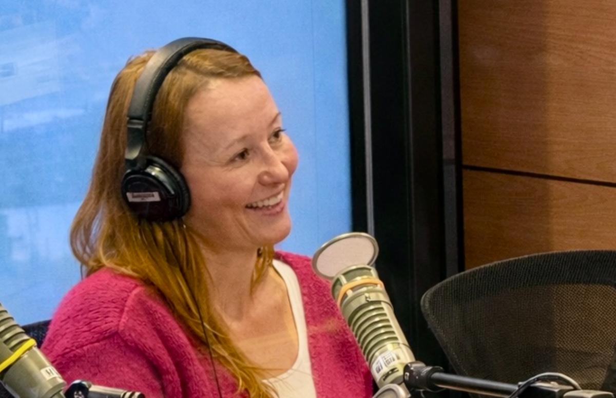 Catherine Brisson au micro du 98.5 FM