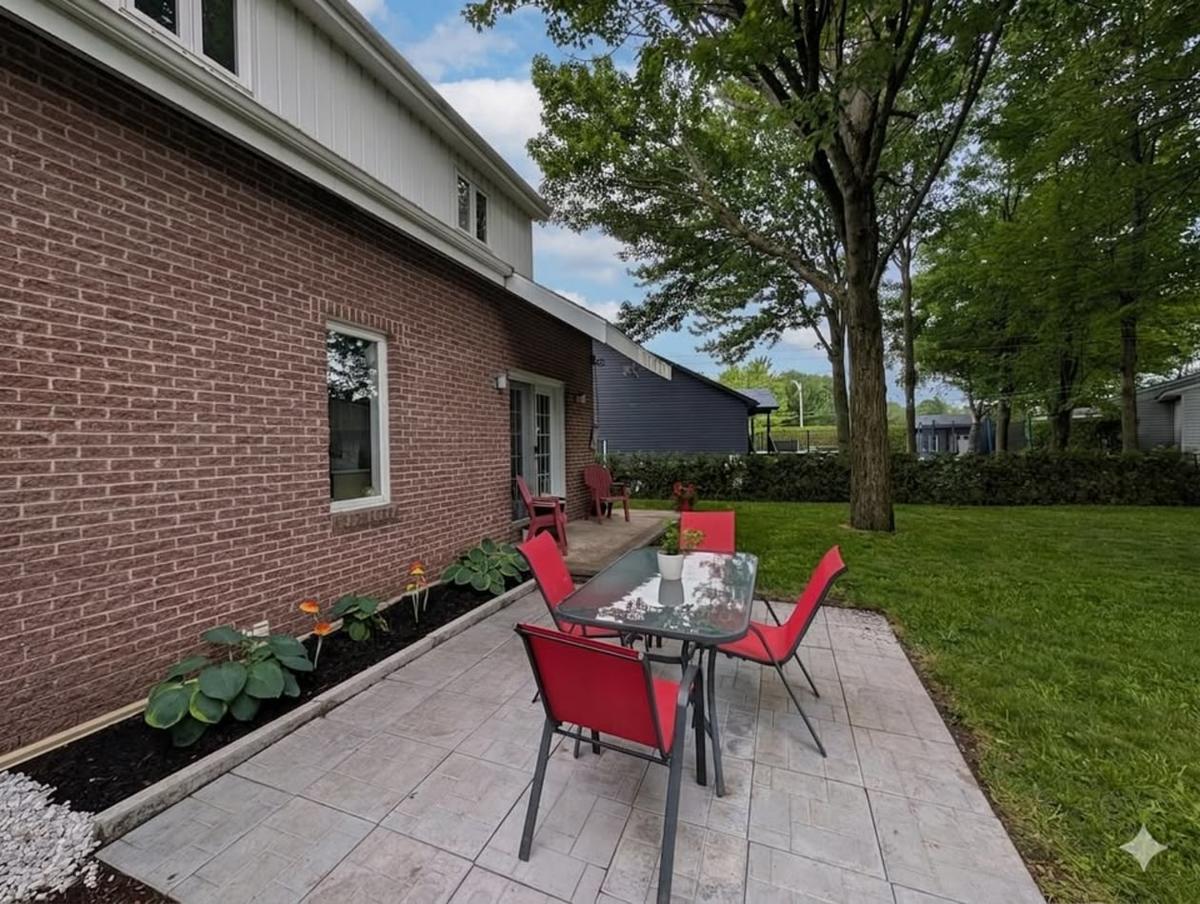 Terrasse arrière donnant sur le jardin