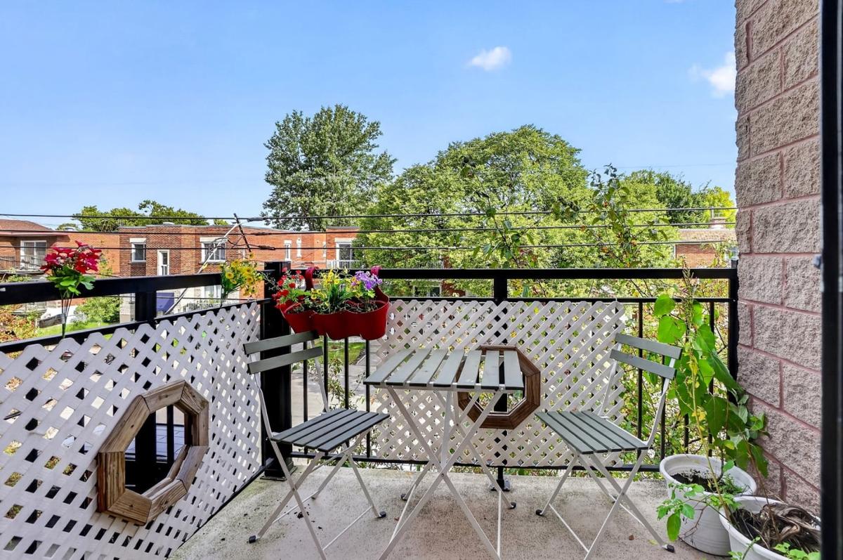 Le balcon donnant sur le quartier