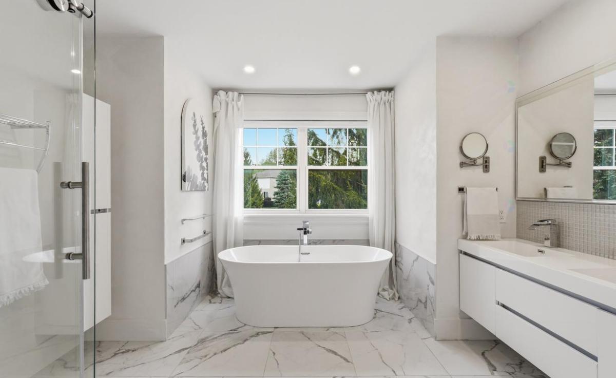 La salle de bain attenante